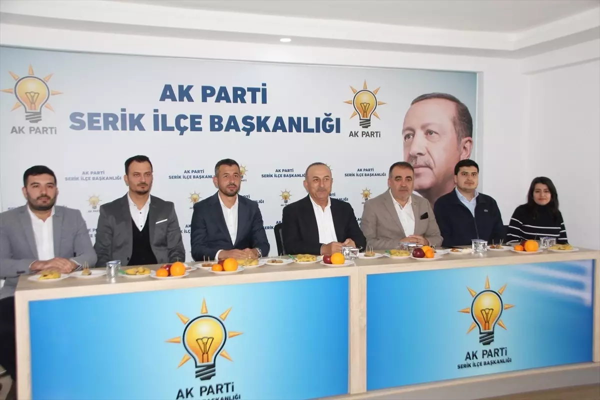 AK Parti Antalya Milletvekili Mevlüt Çavuşoğlu, Serik ilçesinde ziyaretlerde bulundu.